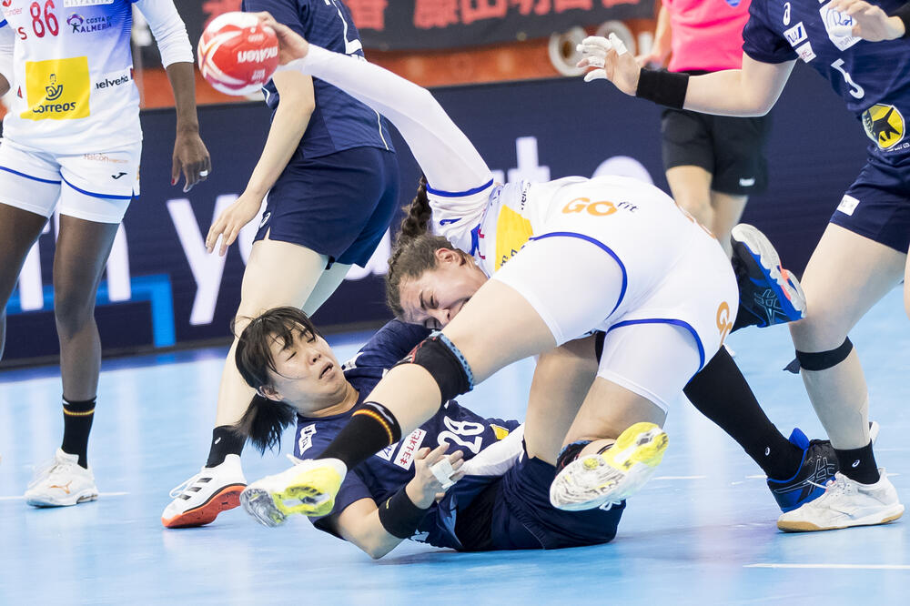 Nezaustavljiva: Ainoa Ernandes u duelu sa odbranom Japana, Foto: Aniko Kovacs/IHF