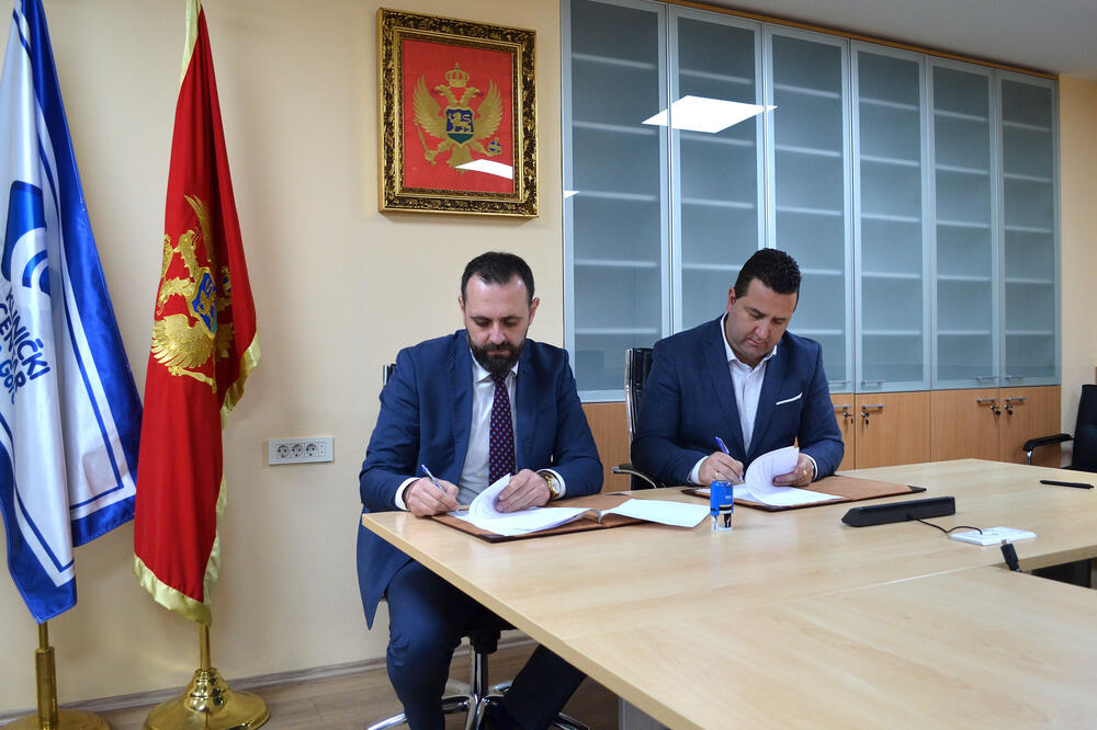 Jevto Eraković i Darko Vukčević potpisuju ugovor o saradnji, Foto: KCCG