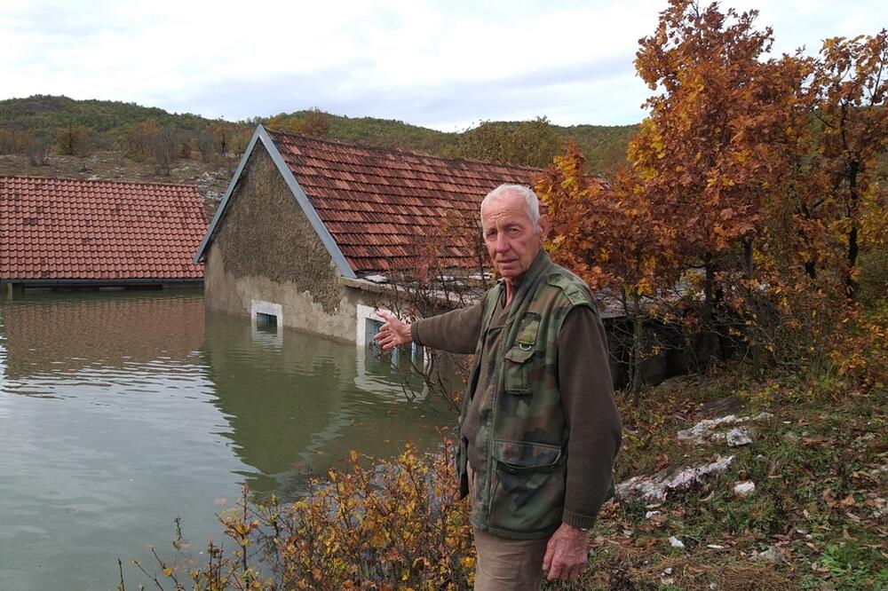Milorad Nikolić ispred poplavljene kuće, Foto: Svetlana Mandić