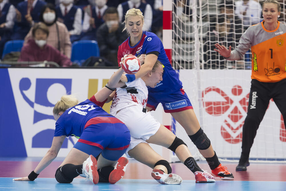 Dalje nećeš moći: Ksenija Makejeva i Ana Senj zaustavljaju Tatjanu Brnović, Foto: Aniko Kovacs/IHF