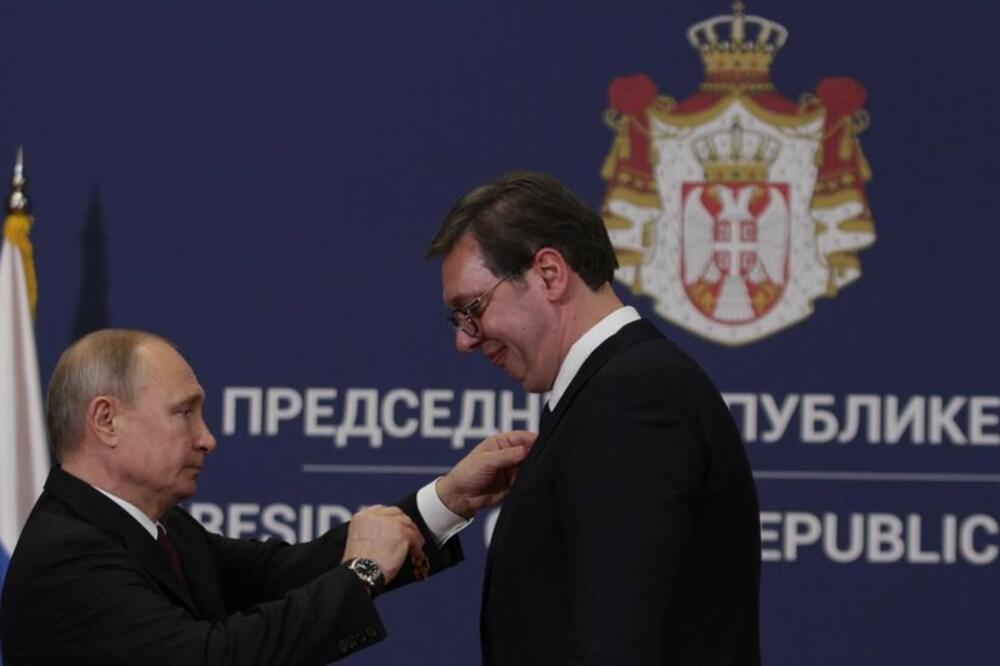 Svečano, ali bez poljubaca prilikom dodele ordena u januaru 2019. godine, Foto: Fonet