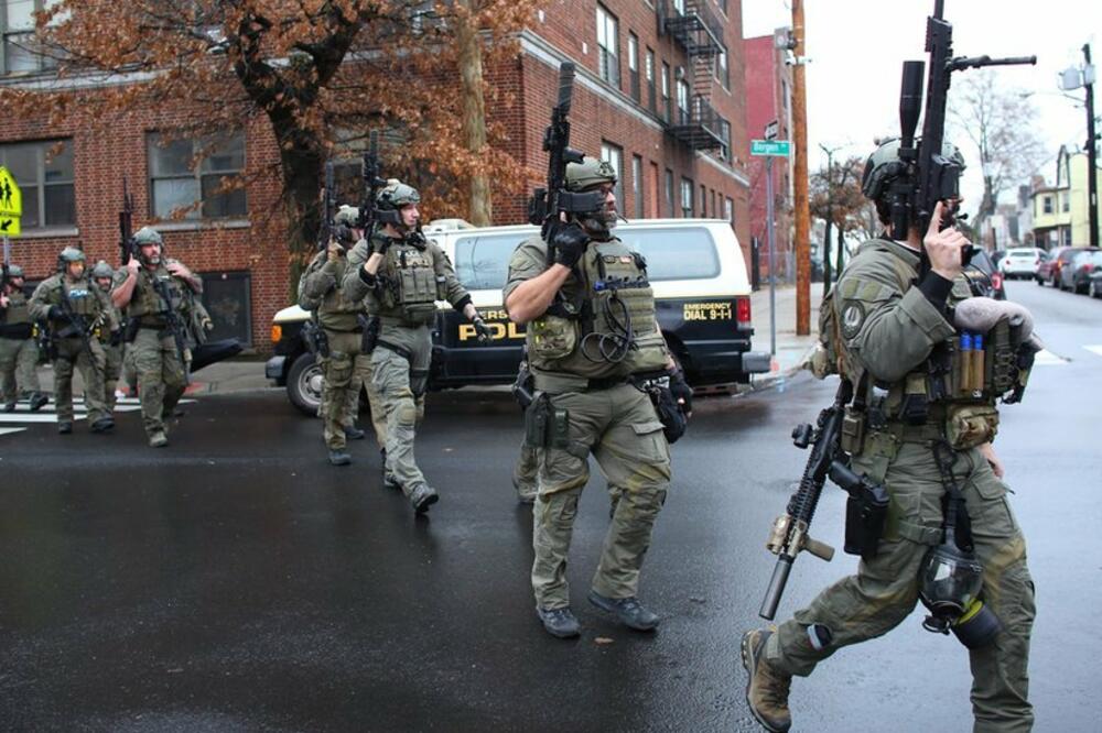 Policija je odregovala na napad dvojice osumnjičenih, Foto: AFP