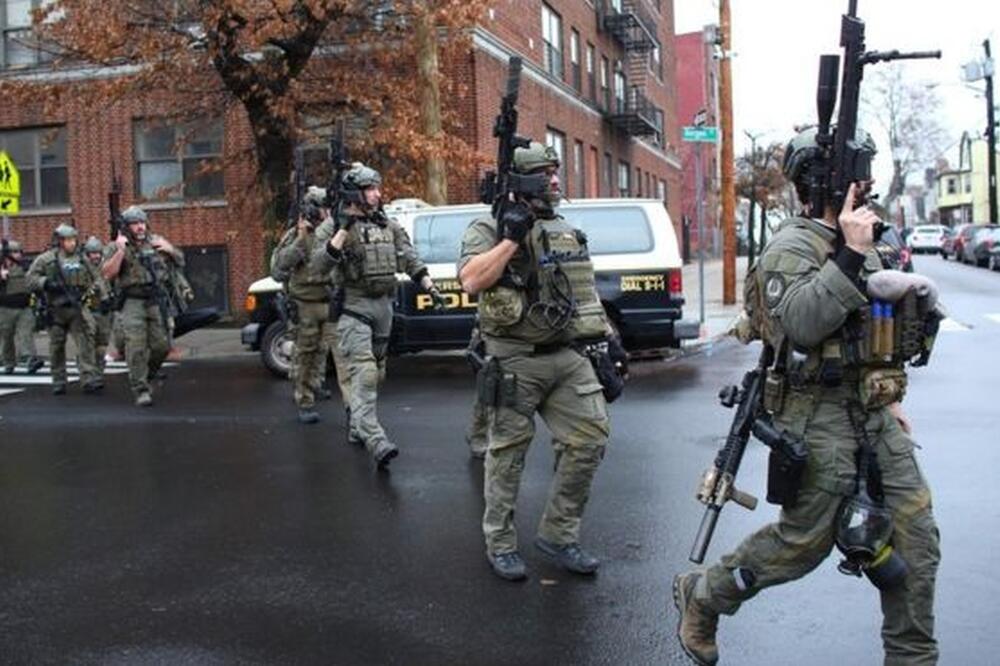 Policija je odregovala na napad dvojice osumnjičenih, Foto: AFP