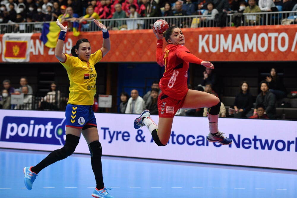 Zakazaće novi duel sa Rumunijom u olimpijskim kvalifikacijama ako savladaju Srbiju: Jovanka Radičević prolazi pored Kristine Neagu, Foto: Cristi Preda