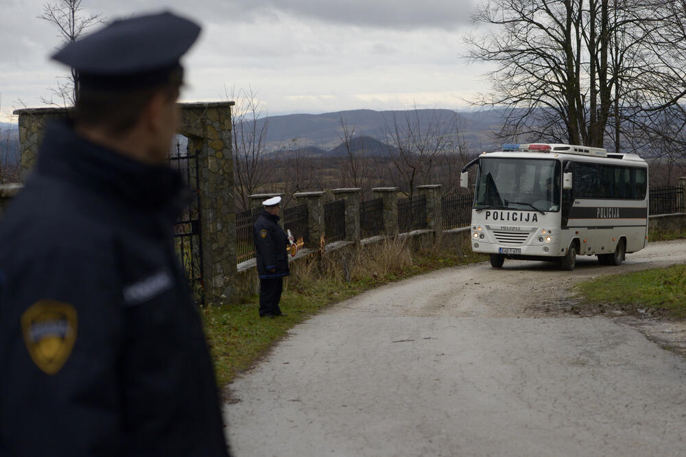 Izmješteni migranti s lokacije Vučjak kod Bihaća, Foto: AP