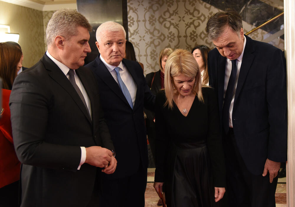 Crna Gora ima izuzetne ljude, ocijenila je danas ministarka nauke Sanja Damjanović. Ona je, u društvu premijera Duška Markovića, podijelila 3,5 miliona eura nagrada, stipendija i grantova. U galeriji fotoreportera "Vijesti" Luke Zekovića pogledajte kako je bilo na svečanosti u "Vili Gorica" u Podgorici.