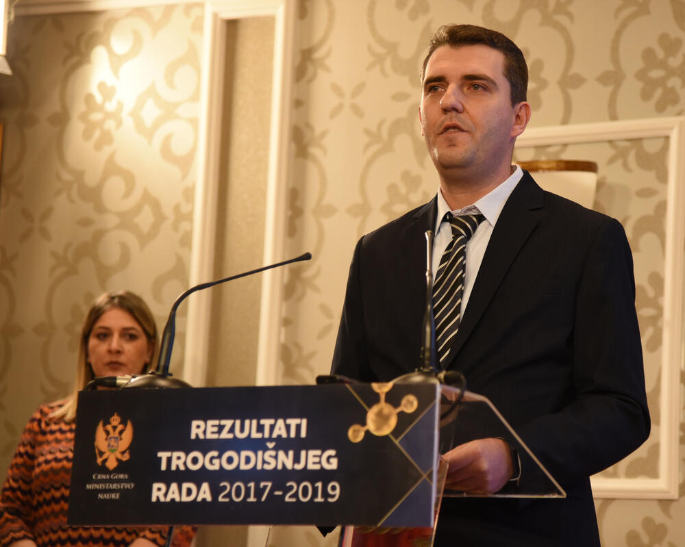 Crna Gora ima izuzetne ljude, ocijenila je danas ministarka nauke Sanja Damjanović. Ona je, u društvu premijera Duška Markovića, podijelila 3,5 miliona eura nagrada, stipendija i grantova. U galeriji fotoreportera "Vijesti" Luke Zekovića pogledajte kako je bilo na svečanosti u "Vili Gorica" u Podgorici.