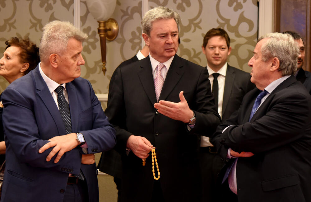 Crna Gora ima izuzetne ljude, ocijenila je danas ministarka nauke Sanja Damjanović. Ona je, u društvu premijera Duška Markovića, podijelila 3,5 miliona eura nagrada, stipendija i grantova. U galeriji fotoreportera "Vijesti" Luke Zekovića pogledajte kako je bilo na svečanosti u "Vili Gorica" u Podgorici.