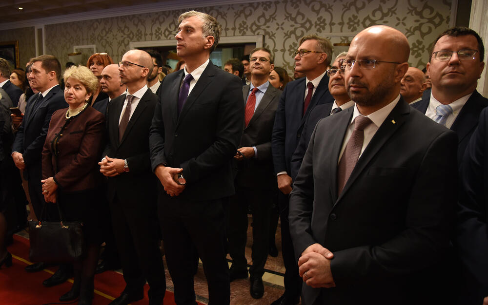 Crna Gora ima izuzetne ljude, ocijenila je danas ministarka nauke Sanja Damjanović. Ona je, u društvu premijera Duška Markovića, podijelila 3,5 miliona eura nagrada, stipendija i grantova. U galeriji fotoreportera "Vijesti" Luke Zekovića pogledajte kako je bilo na svečanosti u "Vili Gorica" u Podgorici.