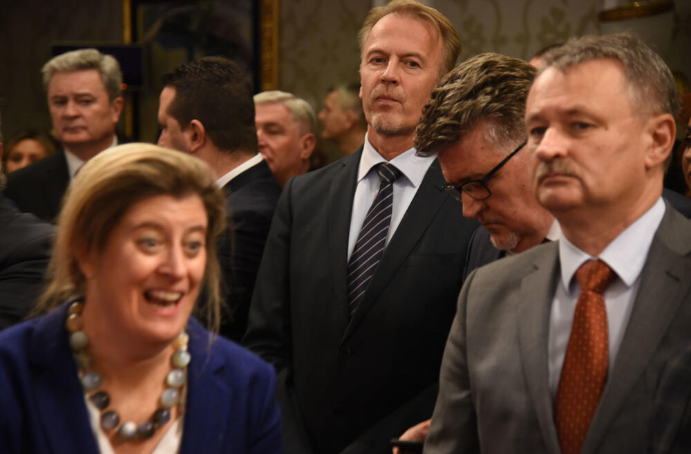 Crna Gora ima izuzetne ljude, ocijenila je danas ministarka nauke Sanja Damjanović. Ona je, u društvu premijera Duška Markovića, podijelila 3,5 miliona eura nagrada, stipendija i grantova. U galeriji fotoreportera "Vijesti" Luke Zekovića pogledajte kako je bilo na svečanosti u "Vili Gorica" u Podgorici.