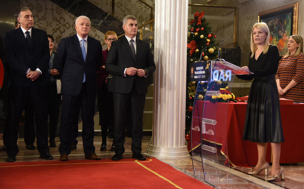 Crna Gora ima izuzetne ljude, ocijenila je danas ministarka nauke Sanja Damjanović. Ona je, u društvu premijera Duška Markovića, podijelila 3,5 miliona eura nagrada, stipendija i grantova. U galeriji fotoreportera "Vijesti" Luke Zekovića pogledajte kako je bilo na svečanosti u "Vili Gorica" u Podgorici.