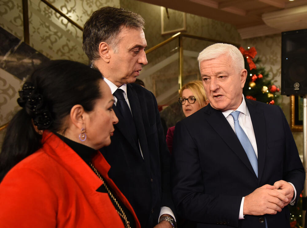 Crna Gora ima izuzetne ljude, ocijenila je danas ministarka nauke Sanja Damjanović. Ona je, u društvu premijera Duška Markovića, podijelila 3,5 miliona eura nagrada, stipendija i grantova. U galeriji fotoreportera "Vijesti" Luke Zekovića pogledajte kako je bilo na svečanosti u "Vili Gorica" u Podgorici.