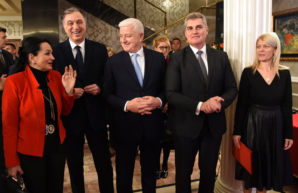 Crna Gora ima izuzetne ljude, ocijenila je danas ministarka nauke Sanja Damjanović. Ona je, u društvu premijera Duška Markovića, podijelila 3,5 miliona eura nagrada, stipendija i grantova. U galeriji fotoreportera "Vijesti" Luke Zekovića pogledajte kako je bilo na svečanosti u "Vili Gorica" u Podgorici.