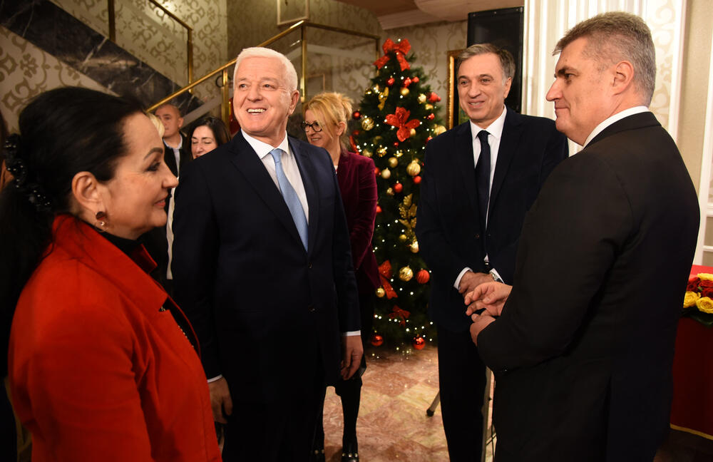 Crna Gora ima izuzetne ljude, ocijenila je danas ministarka nauke Sanja Damjanović. Ona je, u društvu premijera Duška Markovića, podijelila 3,5 miliona eura nagrada, stipendija i grantova. U galeriji fotoreportera "Vijesti" Luke Zekovića pogledajte kako je bilo na svečanosti u "Vili Gorica" u Podgorici.