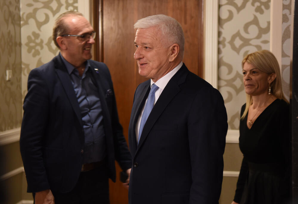 Crna Gora ima izuzetne ljude, ocijenila je danas ministarka nauke Sanja Damjanović. Ona je, u društvu premijera Duška Markovića, podijelila 3,5 miliona eura nagrada, stipendija i grantova. U galeriji fotoreportera "Vijesti" Luke Zekovića pogledajte kako je bilo na svečanosti u "Vili Gorica" u Podgorici.