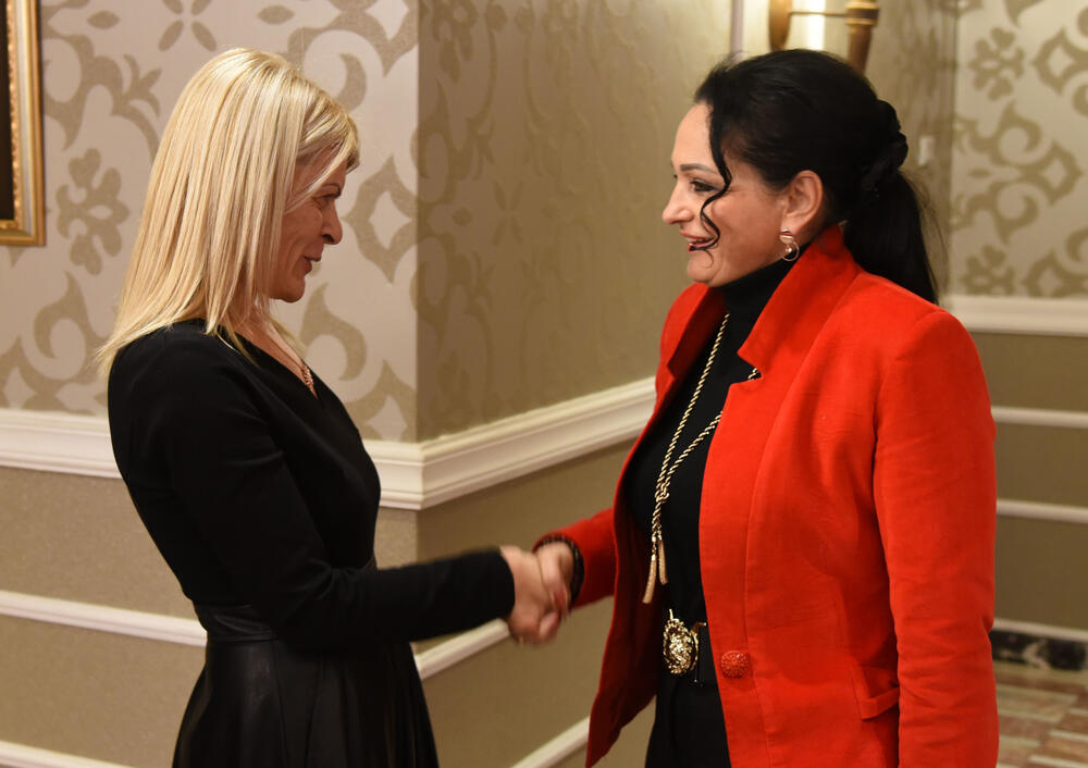 Crna Gora ima izuzetne ljude, ocijenila je danas ministarka nauke Sanja Damjanović. Ona je, u društvu premijera Duška Markovića, podijelila 3,5 miliona eura nagrada, stipendija i grantova. U galeriji fotoreportera "Vijesti" Luke Zekovića pogledajte kako je bilo na svečanosti u "Vili Gorica" u Podgorici.