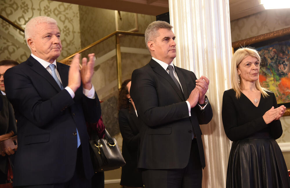 Crna Gora ima izuzetne ljude, ocijenila je danas ministarka nauke Sanja Damjanović. Ona je, u društvu premijera Duška Markovića, podijelila 3,5 miliona eura nagrada, stipendija i grantova. U galeriji fotoreportera "Vijesti" Luke Zekovića pogledajte kako je bilo na svečanosti u "Vili Gorica" u Podgorici.