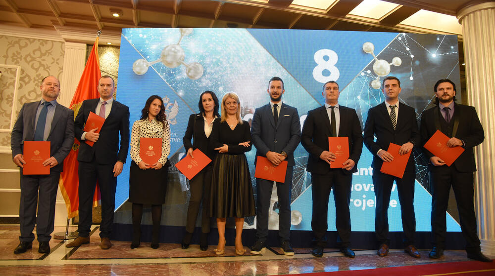 Crna Gora ima izuzetne ljude, ocijenila je danas ministarka nauke Sanja Damjanović. Ona je, u društvu premijera Duška Markovića, podijelila 3,5 miliona eura nagrada, stipendija i grantova. U galeriji fotoreportera "Vijesti" Luke Zekovića pogledajte kako je bilo na svečanosti u "Vili Gorica" u Podgorici.