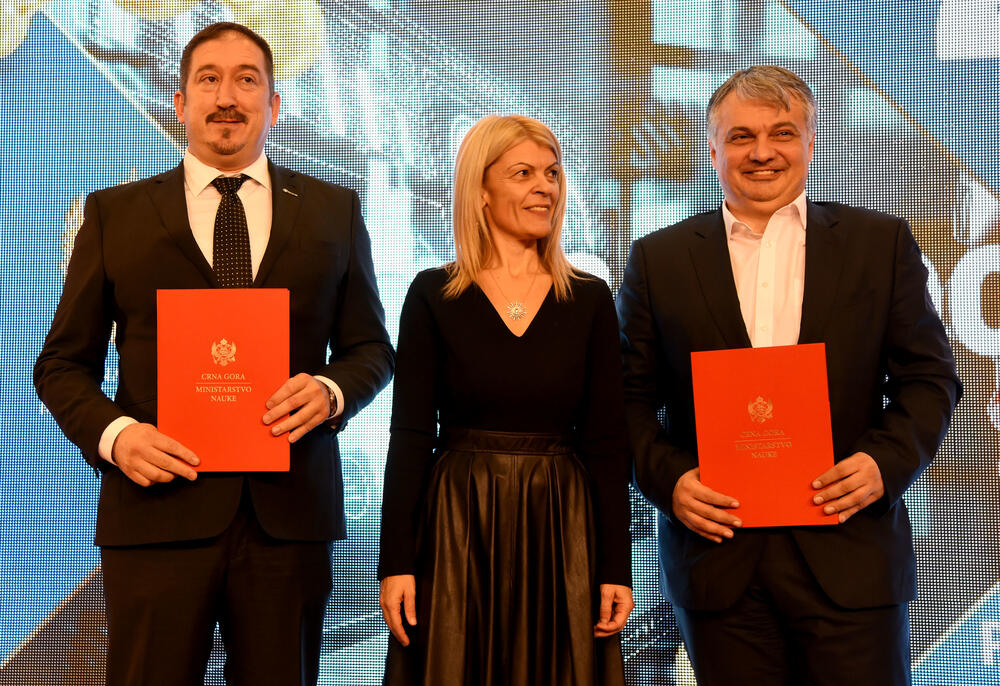 Crna Gora ima izuzetne ljude, ocijenila je danas ministarka nauke Sanja Damjanović. Ona je, u društvu premijera Duška Markovića, podijelila 3,5 miliona eura nagrada, stipendija i grantova. U galeriji fotoreportera "Vijesti" Luke Zekovića pogledajte kako je bilo na svečanosti u "Vili Gorica" u Podgorici.