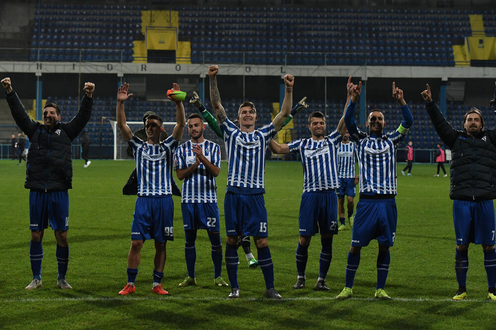 Fudbaleri Budućnosti slave jesenju titulu, Foto: Savo Prelević