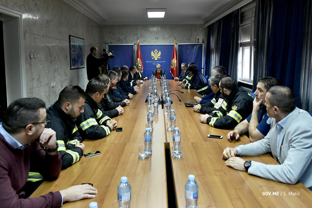 Nuhodžić sa članovima tima, Foto: Gov.me