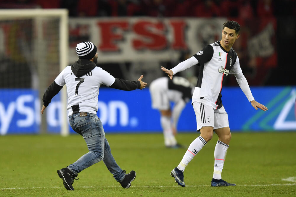 Ronaldo i navijač u Leverkuzenu, Foto: AP