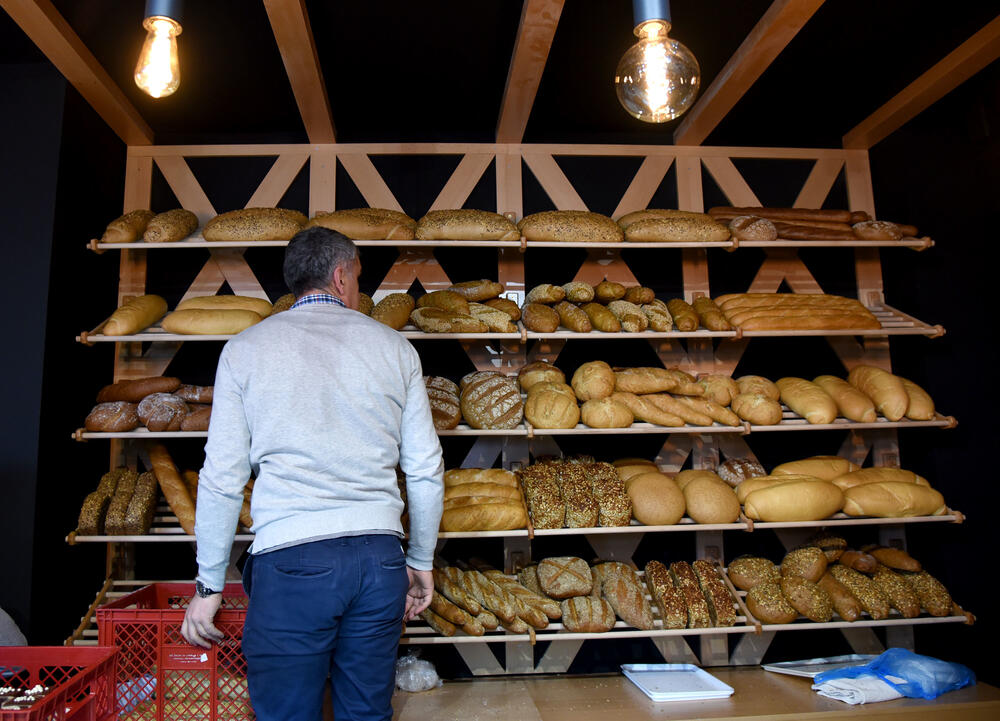 Škola za srednje i više stručno obrazovanje "Sergije Stanic" otvorila je svečano poslastičarsko- pekarsku radnju, Koja se zove "Kod đaka". Radnja ce biti u sklopu postojećeg školskog restorana Radovče u Podgorici. Pogledajte što je tamo zabilježio fotograf "Vijesti", Luka Zeković.