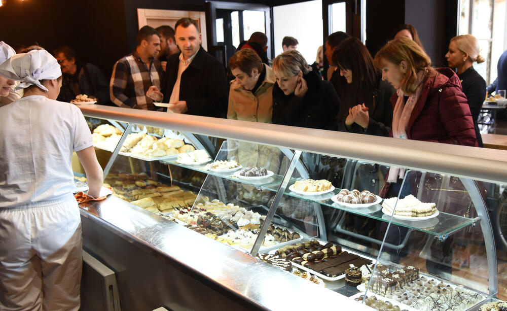 Škola za srednje i više stručno obrazovanje "Sergije Stanic" otvorila je svečano poslastičarsko- pekarsku radnju, Koja se zove "Kod đaka". Radnja ce biti u sklopu postojećeg školskog restorana Radovče u Podgorici. Pogledajte što je tamo zabilježio fotograf "Vijesti", Luka Zeković.