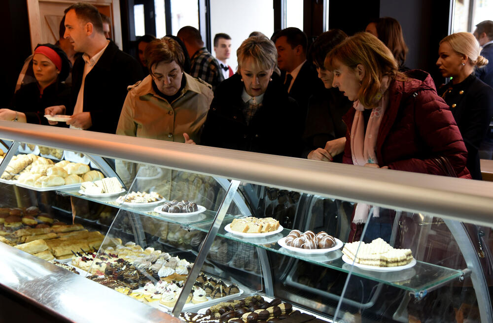 Škola za srednje i više stručno obrazovanje "Sergije Stanic" otvorila je svečano poslastičarsko- pekarsku radnju, Koja se zove "Kod đaka". Radnja ce biti u sklopu postojećeg školskog restorana Radovče u Podgorici. Pogledajte što je tamo zabilježio fotograf "Vijesti", Luka Zeković.