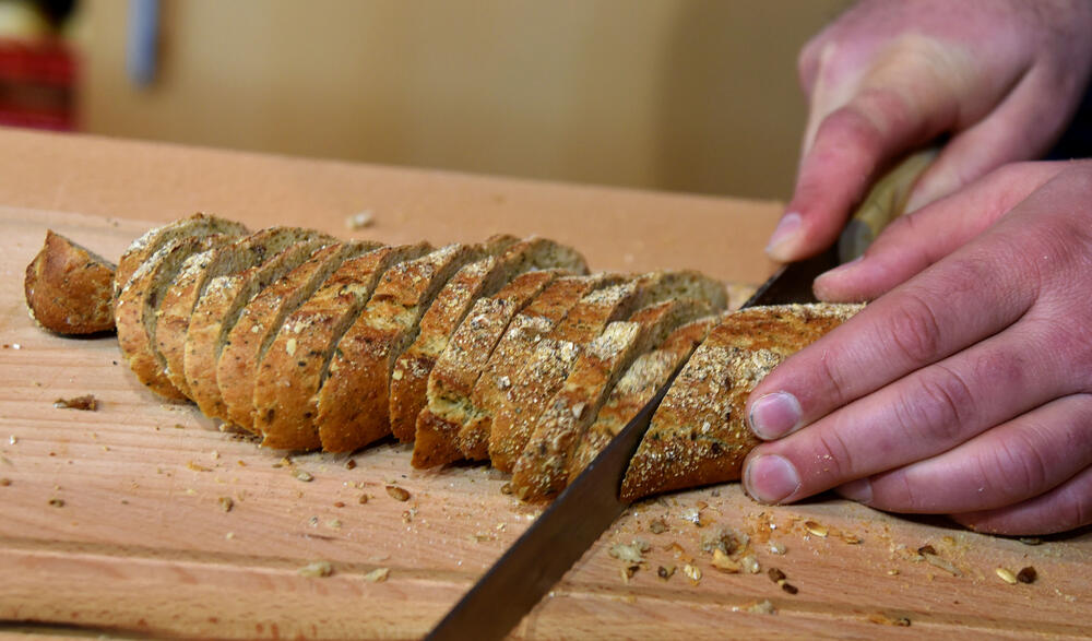 Škola za srednje i više stručno obrazovanje "Sergije Stanic" otvorila je svečano poslastičarsko- pekarsku radnju, Koja se zove "Kod đaka". Radnja ce biti u sklopu postojećeg školskog restorana Radovče u Podgorici. Pogledajte što je tamo zabilježio fotograf "Vijesti", Luka Zeković.