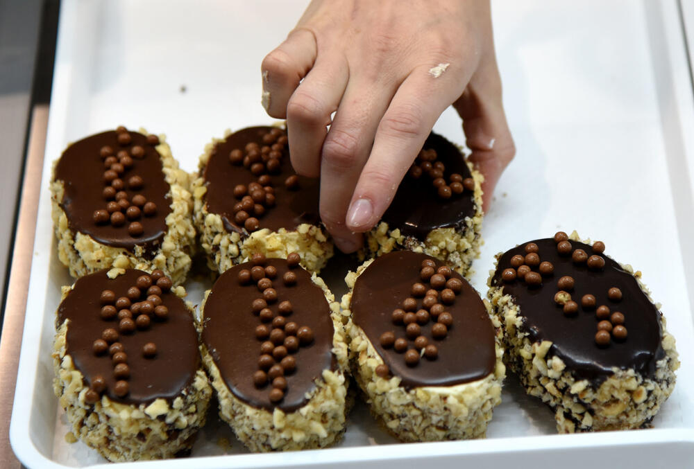 Škola za srednje i više stručno obrazovanje "Sergije Stanic" otvorila je svečano poslastičarsko- pekarsku radnju, Koja se zove "Kod đaka". Radnja ce biti u sklopu postojećeg školskog restorana Radovče u Podgorici. Pogledajte što je tamo zabilježio fotograf "Vijesti", Luka Zeković.