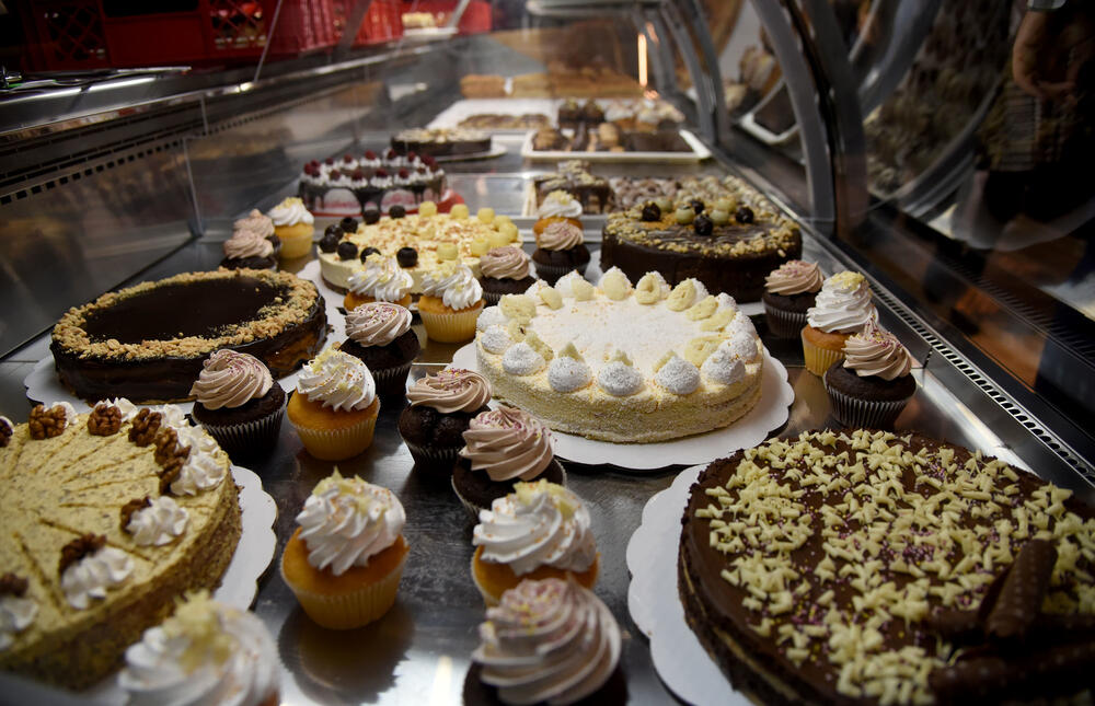 Škola za srednje i više stručno obrazovanje "Sergije Stanic" otvorila je svečano poslastičarsko- pekarsku radnju, Koja se zove "Kod đaka". Radnja ce biti u sklopu postojećeg školskog restorana Radovče u Podgorici. Pogledajte što je tamo zabilježio fotograf "Vijesti", Luka Zeković.