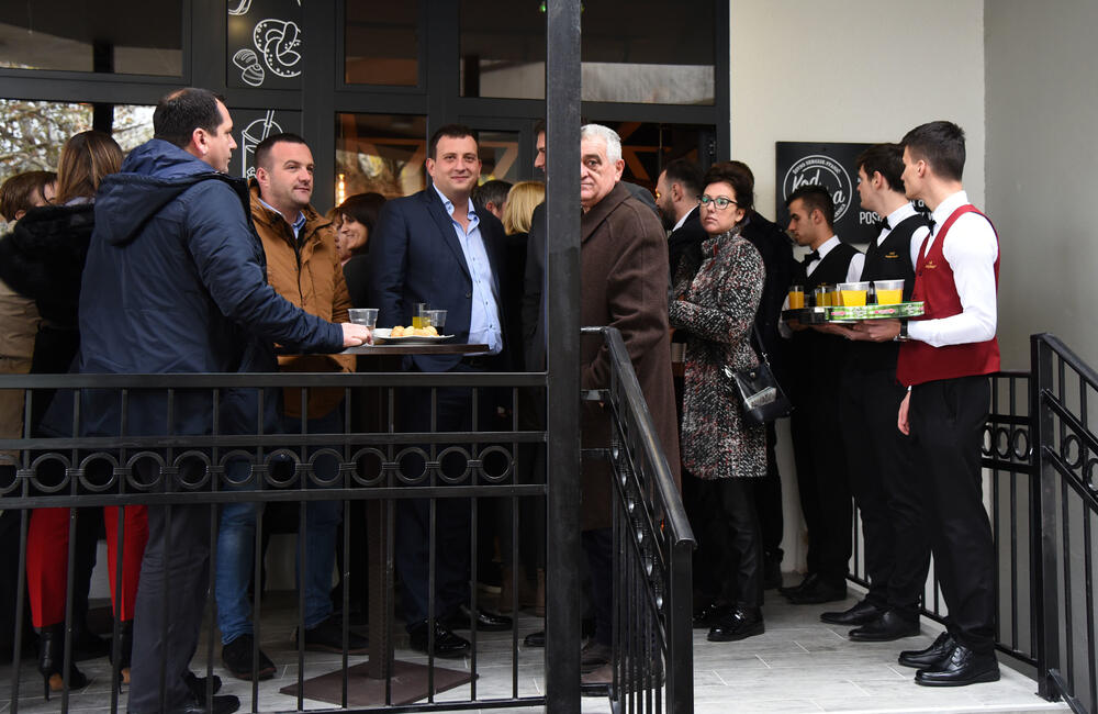 Škola za srednje i više stručno obrazovanje "Sergije Stanic" otvorila je svečano poslastičarsko- pekarsku radnju, Koja se zove "Kod đaka". Radnja ce biti u sklopu postojećeg školskog restorana Radovče u Podgorici. Pogledajte što je tamo zabilježio fotograf "Vijesti", Luka Zeković.