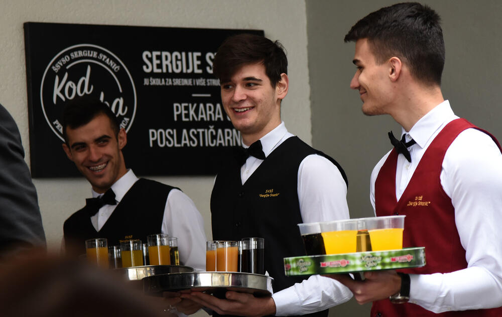 Škola za srednje i više stručno obrazovanje "Sergije Stanic" otvorila je svečano poslastičarsko- pekarsku radnju, Koja se zove "Kod đaka". Radnja ce biti u sklopu postojećeg školskog restorana Radovče u Podgorici. Pogledajte što je tamo zabilježio fotograf "Vijesti", Luka Zeković.