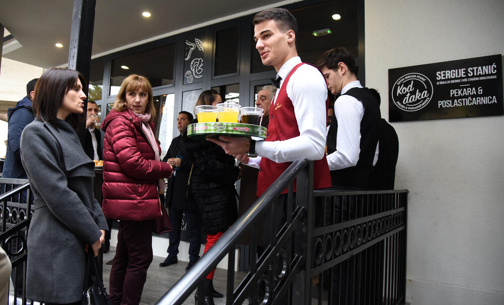 Škola za srednje i više stručno obrazovanje "Sergije Stanic" otvorila je svečano poslastičarsko- pekarsku radnju, Koja se zove "Kod đaka". Radnja ce biti u sklopu postojećeg školskog restorana Radovče u Podgorici. Pogledajte što je tamo zabilježio fotograf "Vijesti", Luka Zeković.