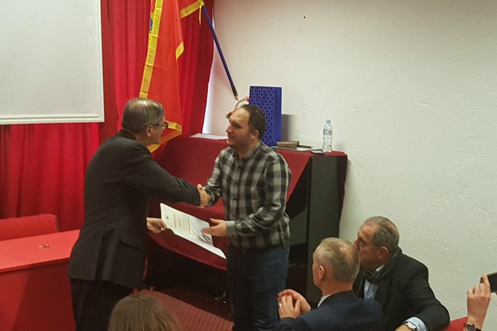 Ambasador Luka Zelioli uručuje diplome, Foto: Jadranka Ćetković