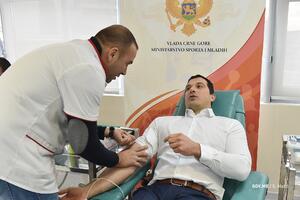 Janović dobrovoljno dao krv, pozvao mlade da daju doprinos