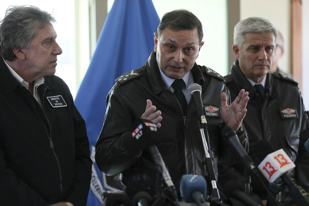Arturo Merino, komandant čileanskog vazduhoplovstva govori na konferenciji za medije, Foto: BETA/AP