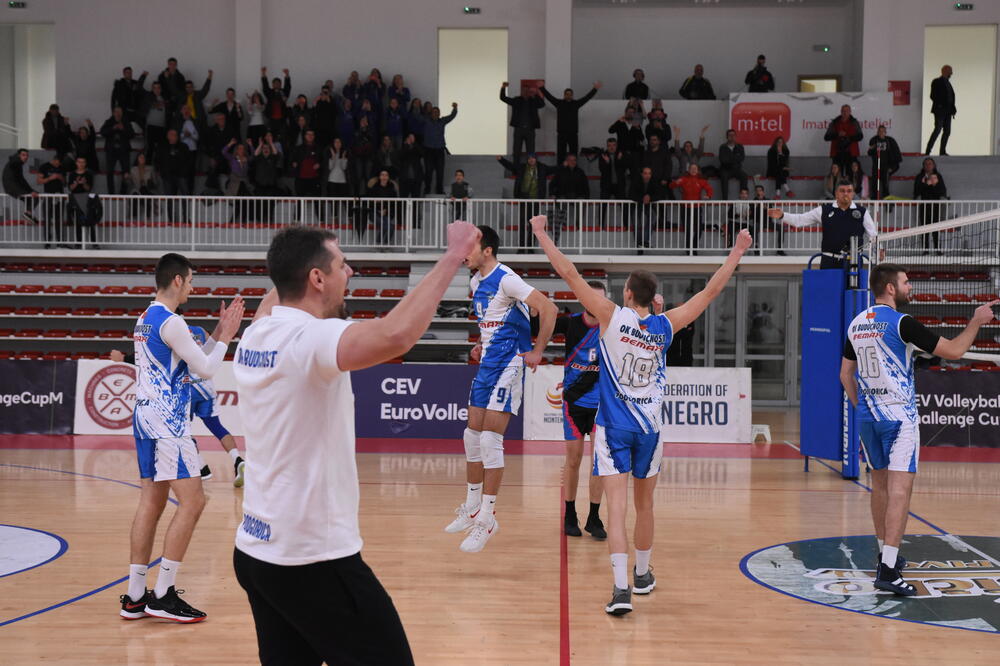 Odbojkaši Budućnosti proslavljaju pobjedu