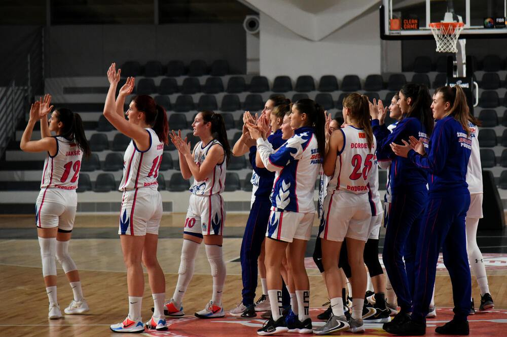 Košarkašice Budućnosti proslavljaju pobjedu, Foto: BORIS PEJOVIĆ
