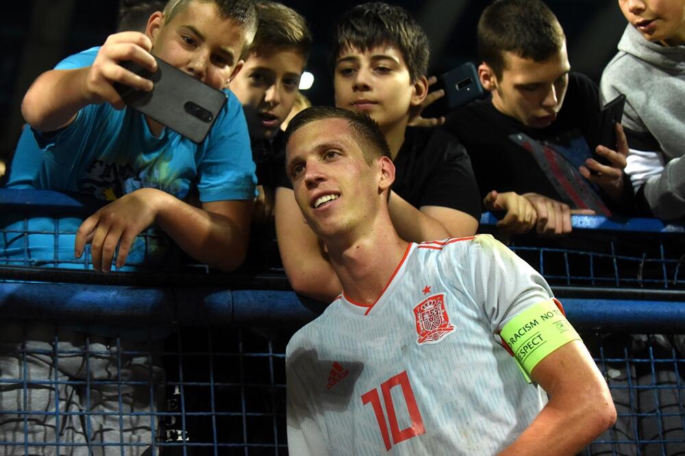 Olmo u dresu mlade reprezentacije Španije nakon meča sa Crnom Gorom u Podgorici, Foto: Boris Pejović
