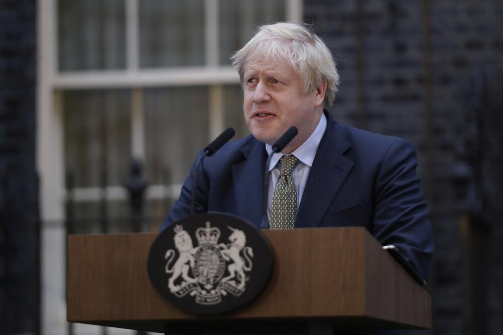 Boris Džonson ispred svoje rezidencije u ulica Dauning broj 10, Foto: AP