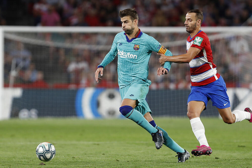 Roberto Soldado u duelu sa Đerardom Pikeom, Foto: Beta/AP