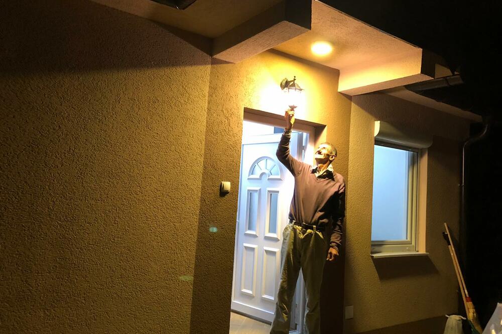 Žiki Miki ispred nove kuće, Foto: Jadranka Ćetković