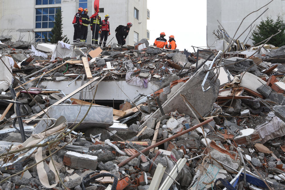Spasilačka akcija nakon zemljotresa u Draču, Foto: Savo Prelević
