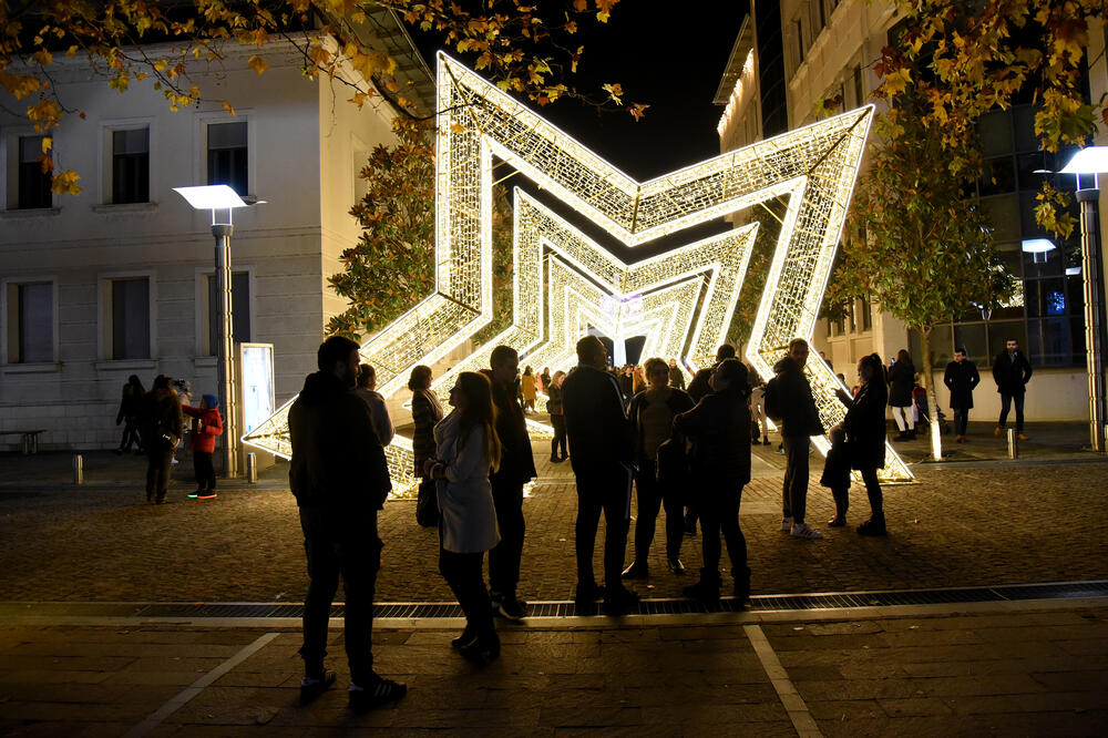 Novogodišnji ukrasi u centru Podgorice, Foto: Savo Prelević
