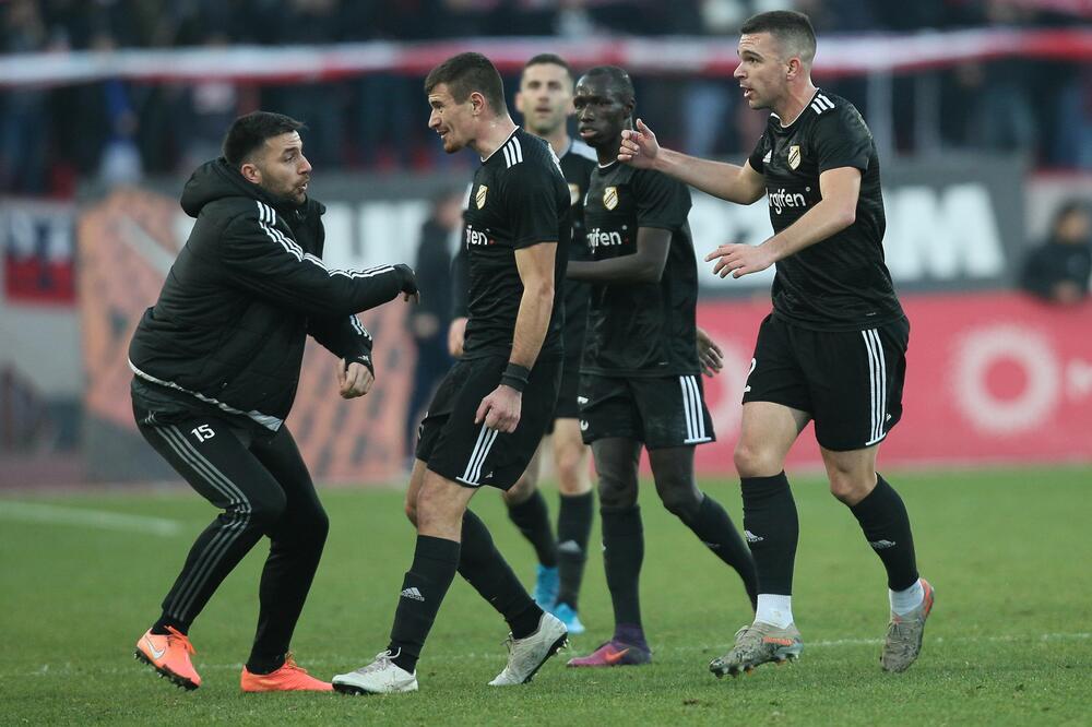 Stojanović slavi sa saigračima, Foto: Betaphoto