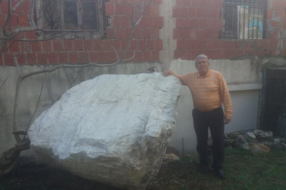 Bajrović pored stijene koja je došla do kuće, Foto: Samir Adrović