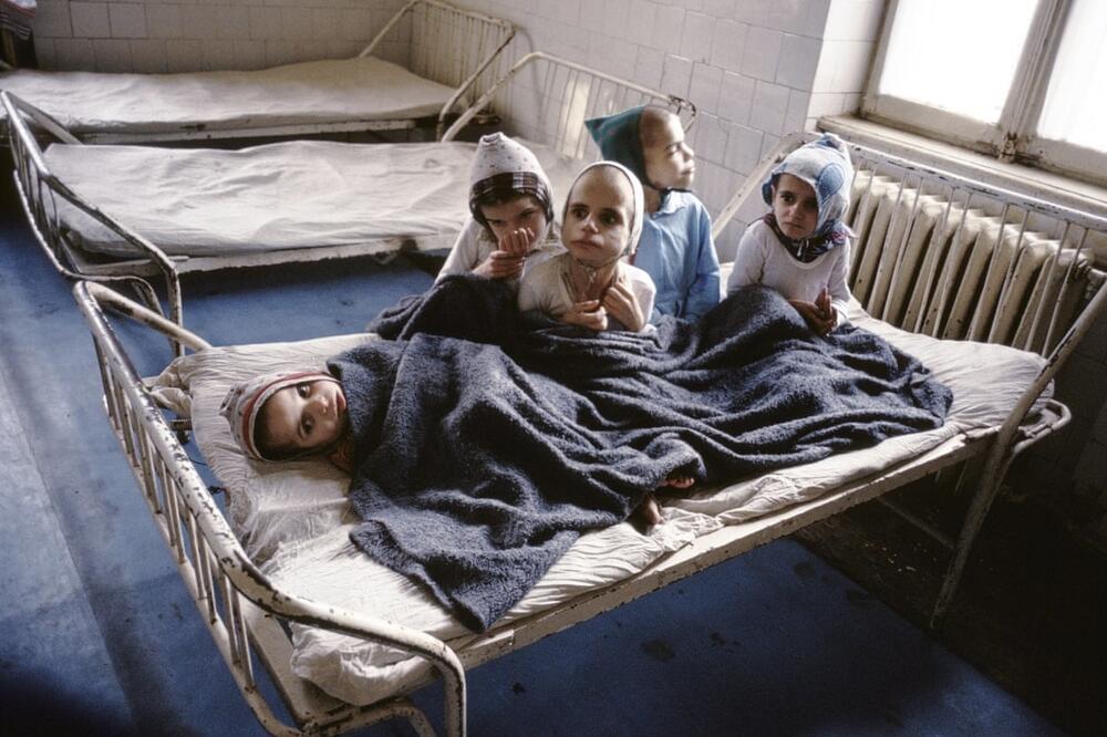 Čaušesku je zahtijevao od žena da rode najmanje petoro djece, usljed čega je u državnim sirotištima bilo 150 000 djece od kojih su mnoga bila zaražena HIV-om., Foto: Theguardian.com