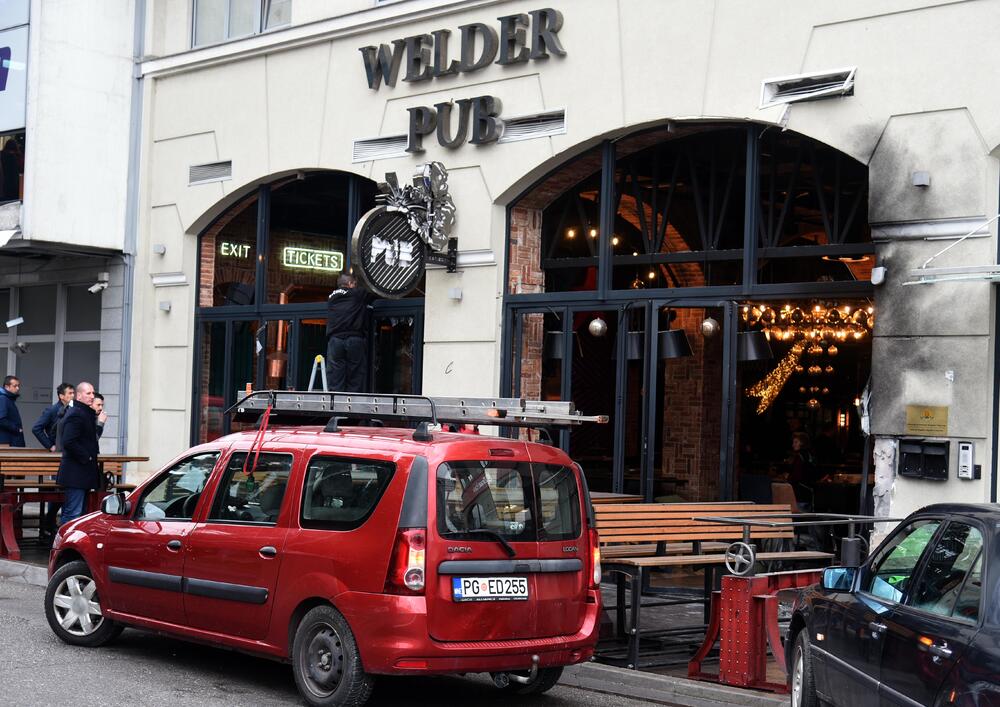 Ispred "Welder pub-a"